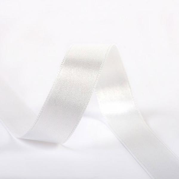 Satinband 15 mm in Ecru auf der Rolle, glänzende Oberfläche